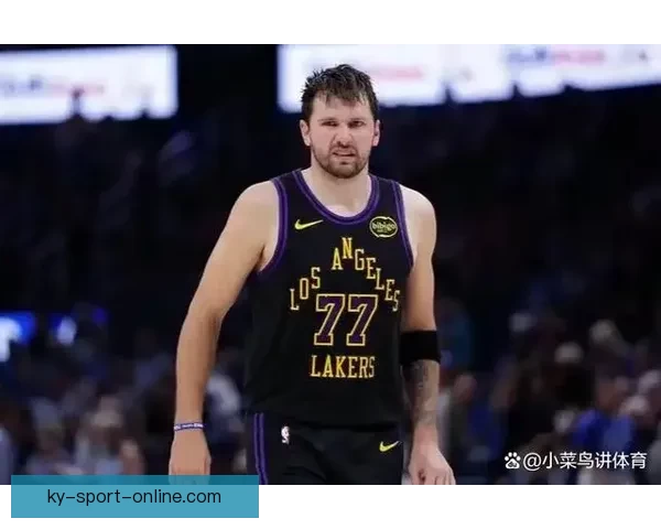 东契奇突破遭遇腿筋拉伤紧急退出比赛 返回更衣室进行治疗 东契奇突破遭遇腿筋拉伤紧急退出比赛 返回更衣室进行治疗